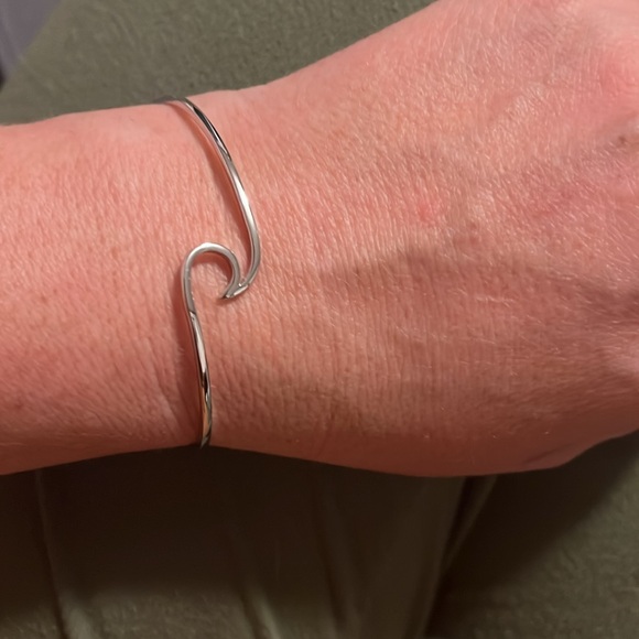 💥2 for $18💥Stunning and Simple Wave Cuff in Silver or Gold! - Picture 5 of 5